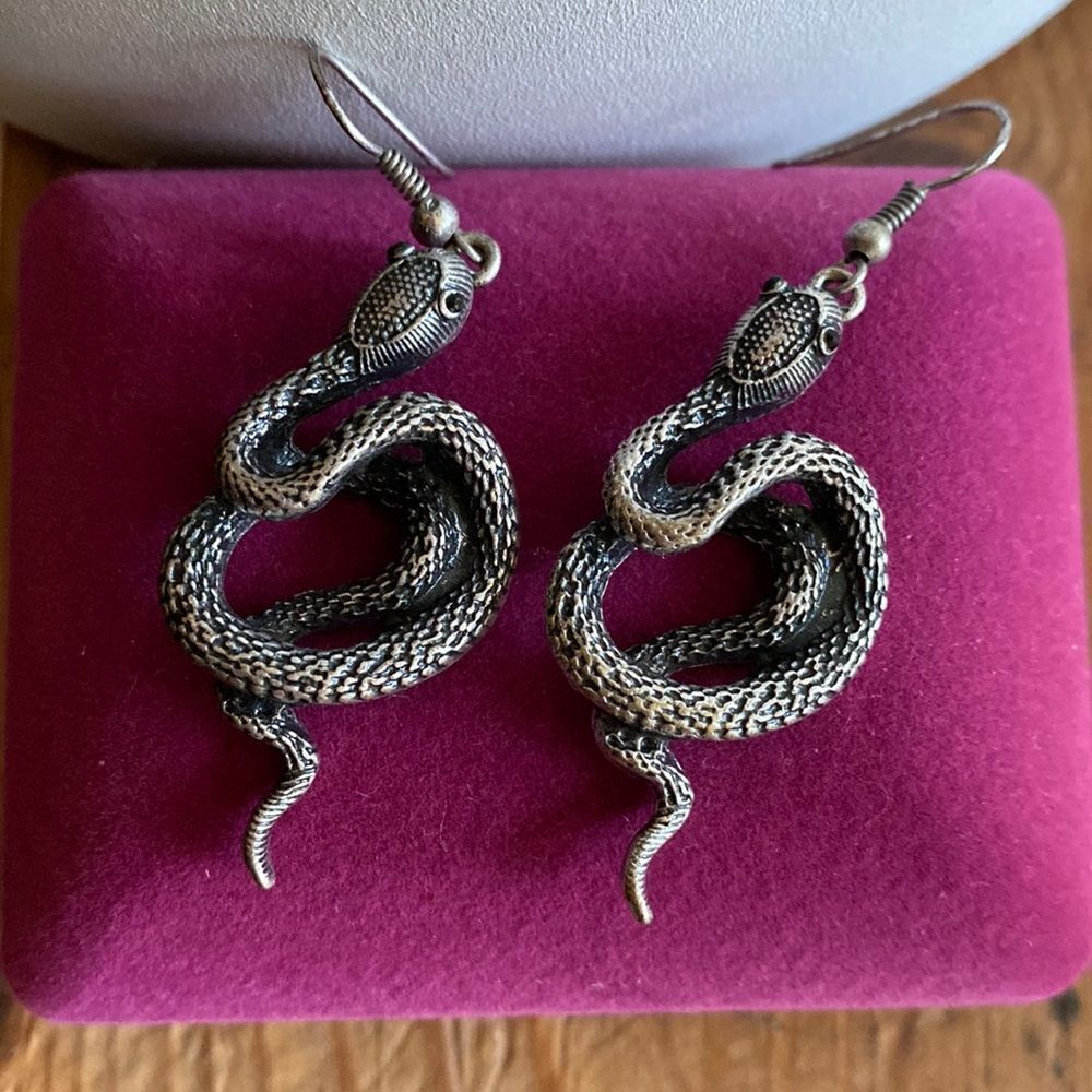 💛 Antiqued Silver Tone Snake Earrings